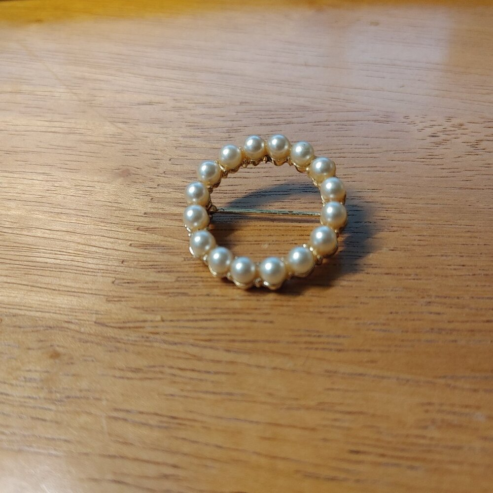 Vintage Faux Seed Pearl Gold Tone Circle Brooch - Picture 1 of 7
